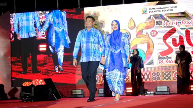 Bupati Gowa Adnan Purichta Ichsan bersama istri Priska Paramita Adnan fashion show Hari Jadi Sulsel ke-355 tahun. Foto: Istimewa.