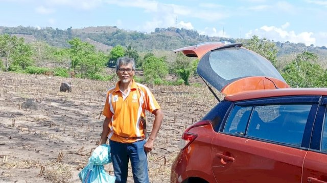 Orang tua dari Hasbi bersama dengan mobil Toyota Yaris yang ia beli di Toyota Trust. Foto: Istimewa. 