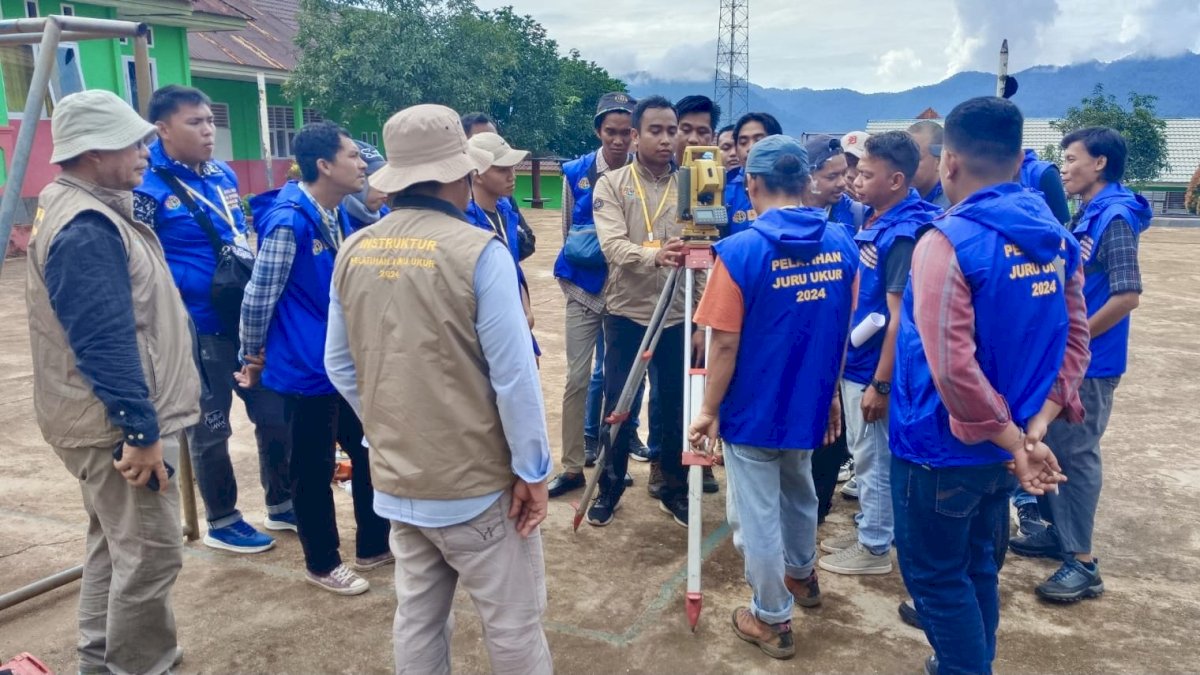 PLN Bantu Masyakarat Morowali Utara Raih Sertifikat Juru Ukur Pertanahan