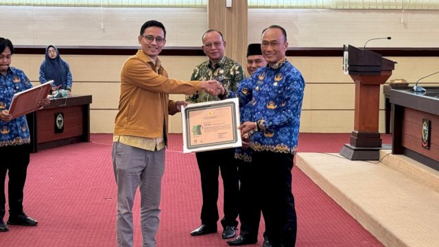 Pj Gubernur Sulsel Prof Zudan Arif Fakhrullah menyerahkan penghargaan Kecelakaan Nihil Tingkat Nasional 2024 dari Kemnaker. Foto: Istimewa. 