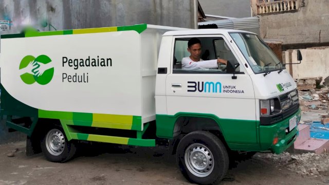 Bantuan pengangkut sampah untuk Bank Smapah Asoka V. Foto: Istimewa. 