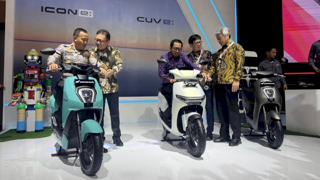 Honda ICON e: dan Honda CUVe: di booth AHM saat pameran IMOS 2024. Foto: Istimewa.