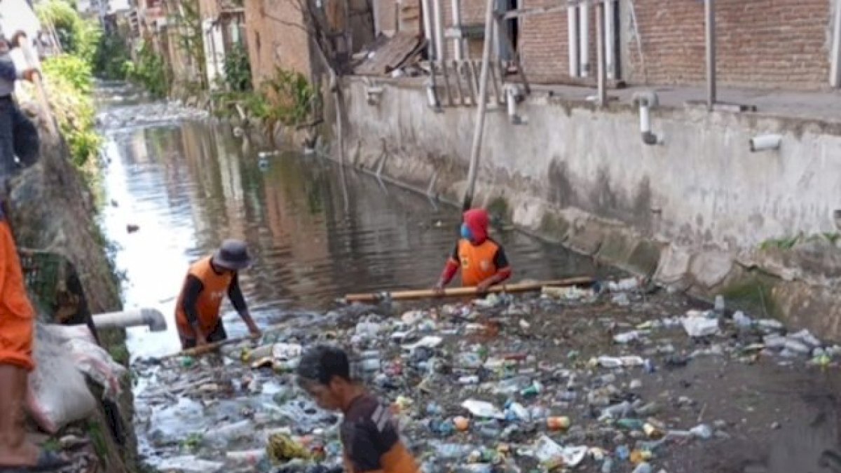Dinas PU Makassar Pastikan Pembersihan Saluran Sekunder Rutin Tanpa Tunggu Laporan Warga