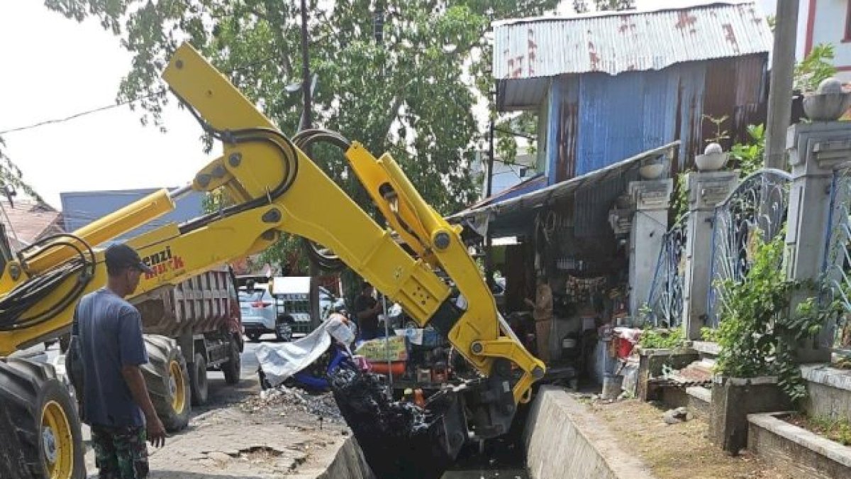 Pembersihan Saluran Sekunder di Mamajang, Dinas PU Gunakan Spider Excavator dan Dump Truck