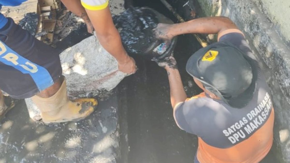 Cegah Banjir, Dinas PU Makassar Lakukan Pengerukan Sedimen untuk di Jalan Badak Tengah
