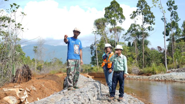 PT Vale perbaiki fasilitas aliran sungai di Morowali. Foto: Istimewa.