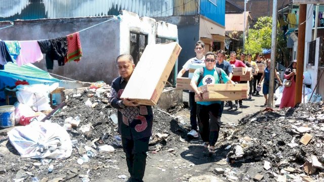 Ketua PHRI Sulsel Anggiat Sinaga saat membawa bantuan bagi korban kebakaran di Jalan Laiya. Foto: Istimewa.