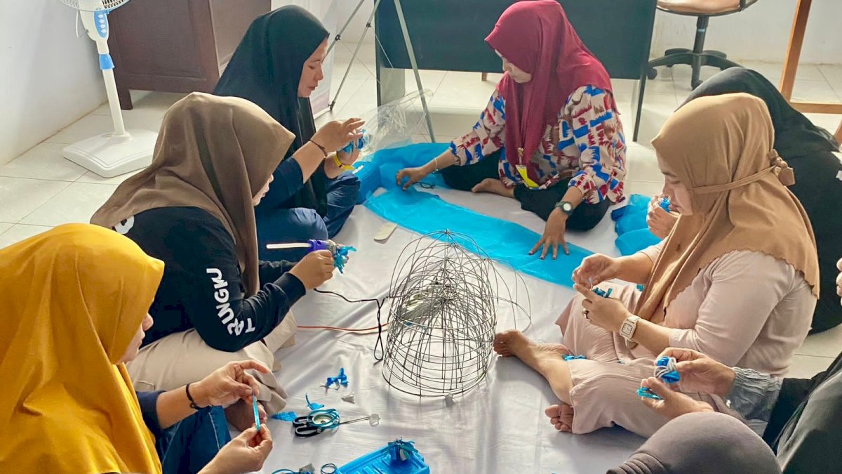 Kakanwil Kemenkumham Sulsel Apresiasi, WBP Rutan Sinjai Dilatih Membuat Bosara Adat Bugis