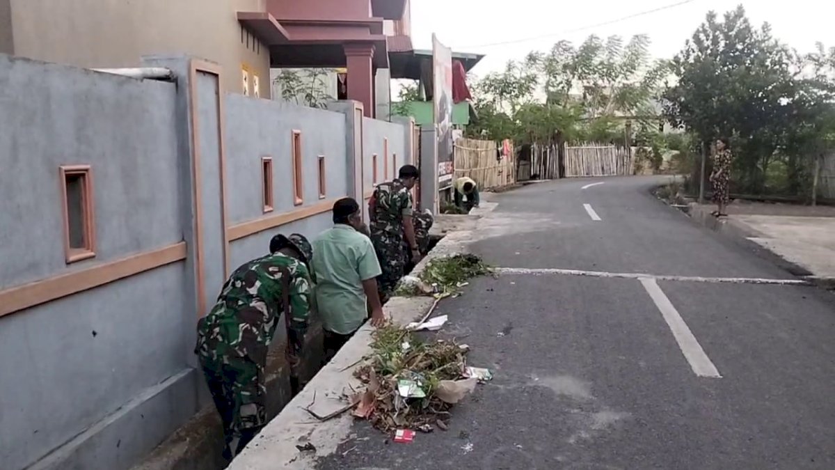 Babinsa Koramil 04 Kelara Bersama Warga Gotong Royong Bersihkan Lingkungan