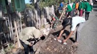 Babinsa Koramil 05 Batang Bersama Mahasiswa Dan Masyarakat Gelar Karya Bakti Pembersihan Lingkungan