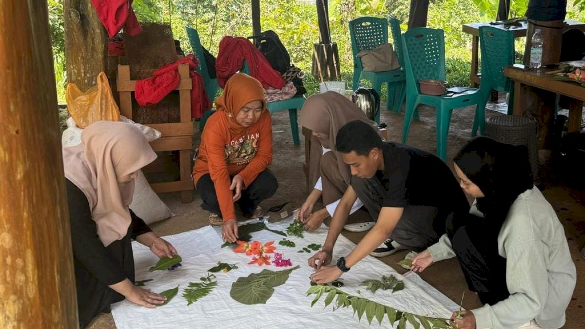 Berkreasi dengan Tumbuhan, Mahasiswa Biologi Unhas Kembangkan Potensi Pewarna Alami dalam Ecoprinting
