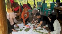 Berkreasi dengan Tumbuhan, Mahasiswa Biologi Unhas Kembangkan Potensi Pewarna Alami dalam Ecoprinting