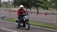 Simak Tips Berkendara dengan Sepeda Motor saat Hujan