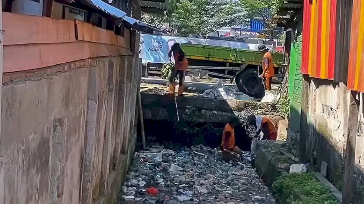 Curah Hujan Tinggi, Dinas PU Makassar Lakukan Normalisasi Drainase