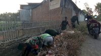 Babinsa Bersama Masyarakat Gelar Karya Bakti Pembersihan Saluran Air