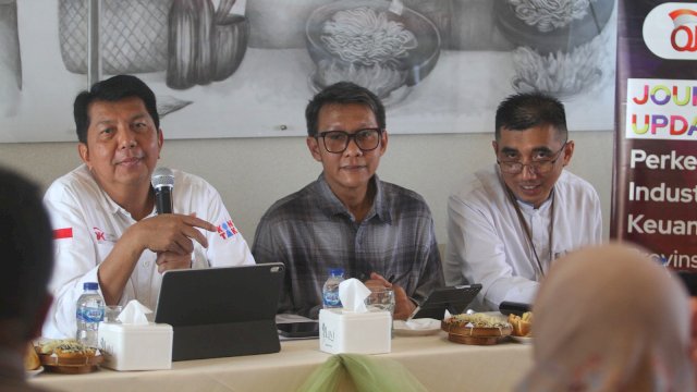Kepala OJK Sulselbar Darwisman saat journalist update di Makassar. Foto: Istimewa.