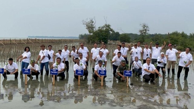 Telkom menanam pohon di Pantai Istambul Glagah Wangi, Demak, Jawa Tengah. Foto: Istimewa.
