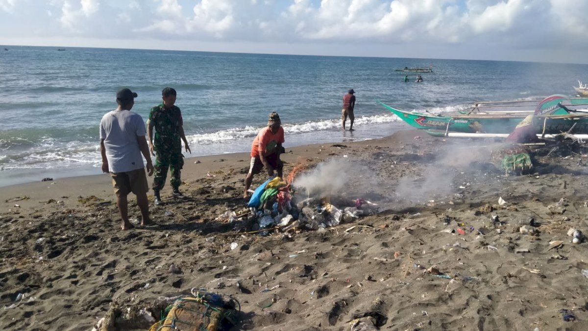 Babinsa Koramil 1425-05/Batang Gelar Karya Bakti Bersihkan Pantai Karsut