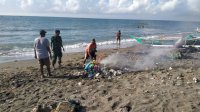 Babinsa Koramil 1425-05/Batang Gelar Karya Bakti Bersihkan Pantai Karsut