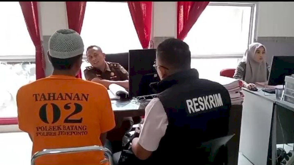 Polsek Batang Serahkan Tersangka dan Barang Bukti Kasus Pencurian Ternak ke Kejari Jeneponto