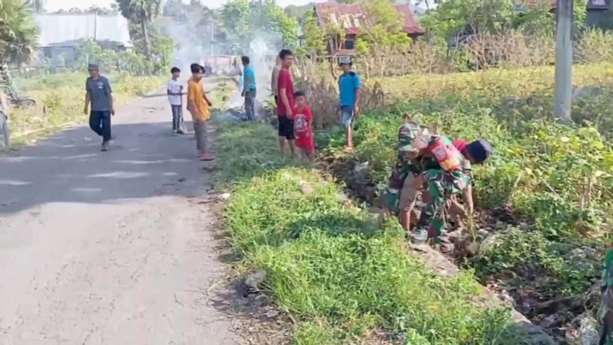 Babinsa Koramil 03 Tamalatea Bersama Warga Gelar Karya Bakti Pembersihan Saluran Air