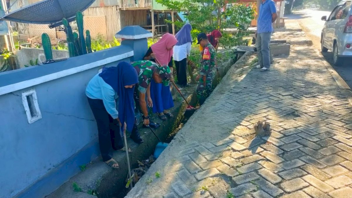 Sembari Gotong Royong Bersihkan Saluran Air, Babinsa Koramil 05 Batang Sosialisasikan Pemilu Damai