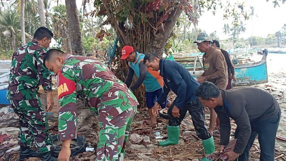 Jaga Kebersihan Pantai, Personel Babinsa Koramil 1425-01/Binamu Bersama Masyarakat Bersih-bersih Pantai