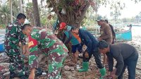 Jaga Kebersihan Pantai, Personel Babinsa Koramil 1425-01/Binamu Bersama Masyarakat Bersih-bersih Pantai