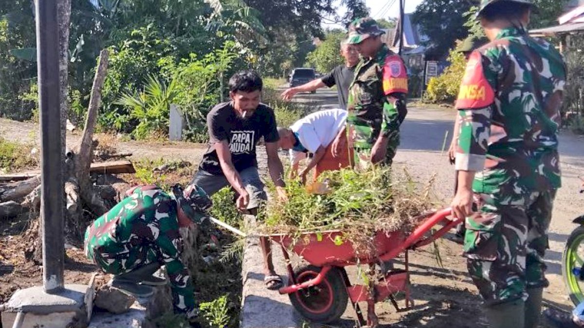 Meksi Akhir Pekan, Tak Menyurutkan Semangat Babinsa Koramil 1425-02/Bangkala Karya Bakti Bersihkan Lingkungan