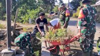 Meksi Akhir Pekan, Tak Menyurutkan Semangat Babinsa Koramil 1425-02/Bangkala Karya Bakti Bersihkan Lingkungan