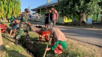 TNI Bersama Warga Dan Mahasiswa Gelar Karya Bakti Pembersihan Saluran Air