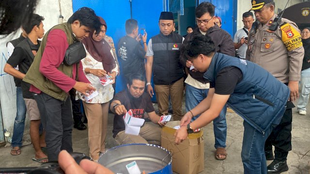 Pemusnahan kertas suara di gudang logistik KPU Makassar. Ist