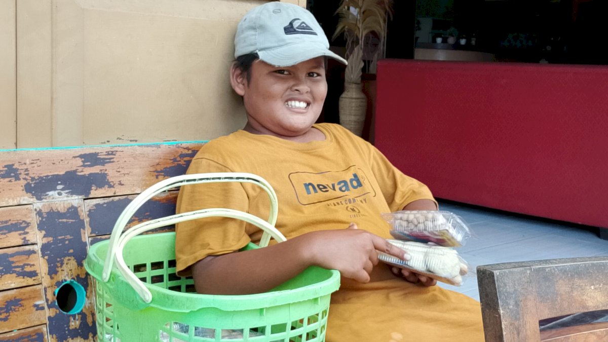 Cerita Bocah 13 Tahun di Jeneponto Rela Jualan Kue Keliling Demi Membantu Orang Tuanya