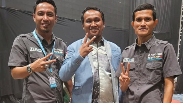 Ketua Daerah Relawan 08 Prabowo-Gibran Provinsi/Wilayah Sulsel Masatan (tengah) bersama relawan Andalan Hati. (Ist) 