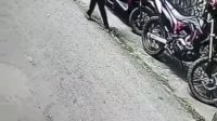 VIDEO: Seorang Wanita Terekam CCTV Curi Helm di Perumahan Puri Taman Sari Makassar