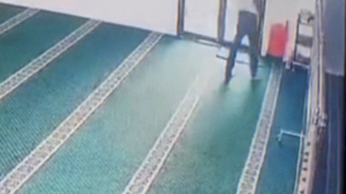 VIDEO: Pria Berjaket Gasak Uang Kotak Amal di Masjid Al Ikhlas Makassar