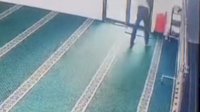 VIDEO: Pria Berjaket Gasak Uang Kotak Amal di Masjid Al Ikhlas Makassar