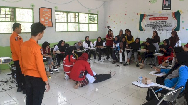 Pelatihan tanggap bencana yang dihadirkan LAZ Hadji Kalla di sekolah. Foto: Istimewa.