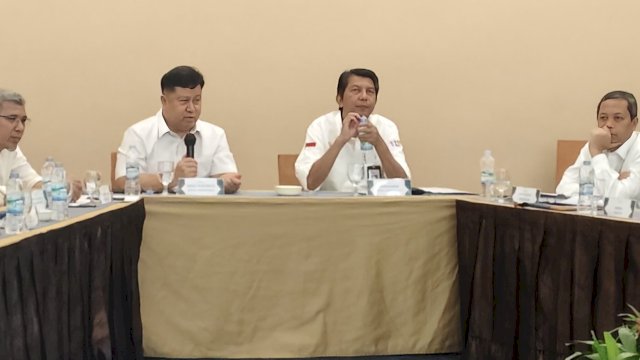 Kepala Departemen OJK Institute Agus Sugiarto (kiri) dan Kepala OJK Sulselbar Darwisman (kanan) saat pembukaan Journalist Class di Makassar. Foto: Istimewa. 