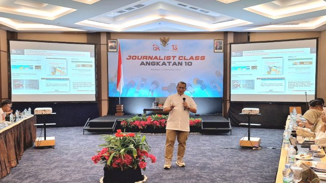 Direktur Pengawasan Perilaku Pelaku Usaha Jasa Keuangan Wawan Supriyanto dalam Jurnalist Class OJK di Makassar. Foto: Sri Wahyu Diastuti / Sulselsatu.com.