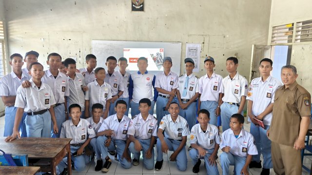Siswa SMK Nasional Makassar yang merupakan sekolah binaan Asmo Sulsel. Foto: Istimewa.