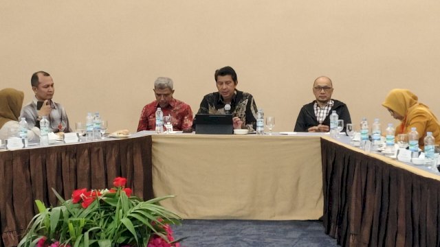 Kepala OJK Sulselbar Darwisman saat penutupan Journalist Class di Makassar. Foto: Istimewa.