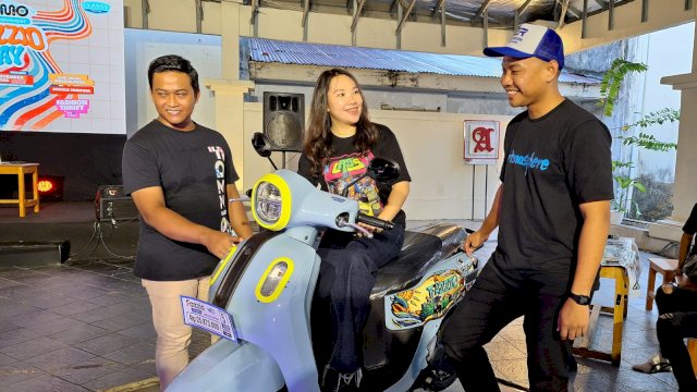 Foto bersama Fazzio dengan doodle painting di Fomo Fazzio Day 2024. Foto: Sri Wahyu Diastuti / Sulselsatu.com.