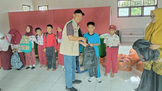Zakat pegawai PLN salurkan bantuan bagi siswa SDN 163 Lalebata di Bone. Foto: Istimewa.