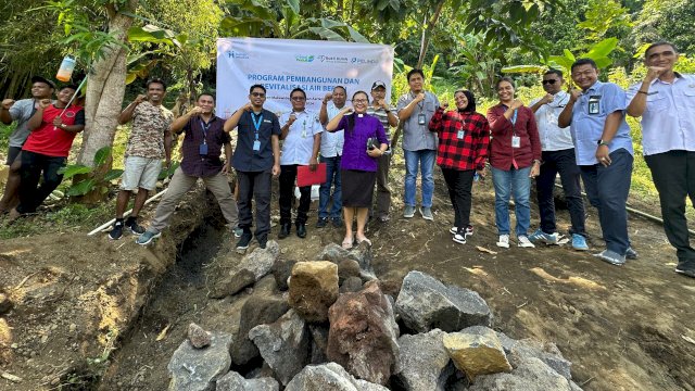 Peletakan batu pertama program pembangunan dan revitalisasi sistem penyediaan air bersih di Kelurahan Makawidey. Foto: Istimewa.