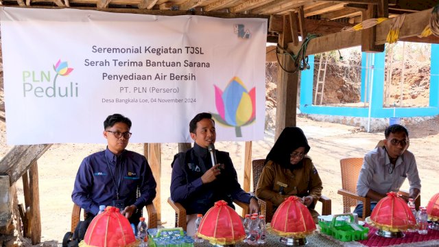 Penyerahan bantuan sarana sumber air bersih secara simbolis kepada Kepala Desa Bangkala Loe di Kabupaten Jeneponto. Foto: Istimewa.