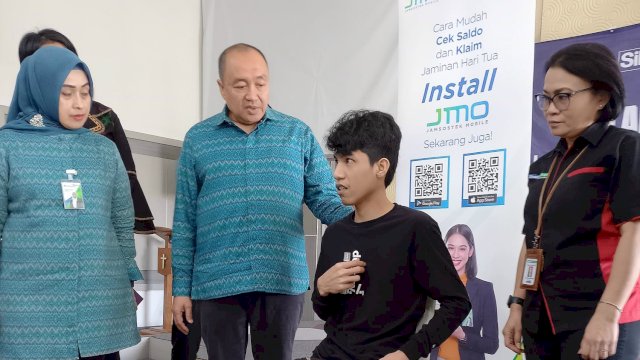 Ketua Dewan Pengawas BPJS Ketenagakerjaan Muhammad Zuhri bersama peserta BPJSTK korban kecelakaan kerja. Foto: Sri Wahyu Diastuti / Sulselsatu.com.