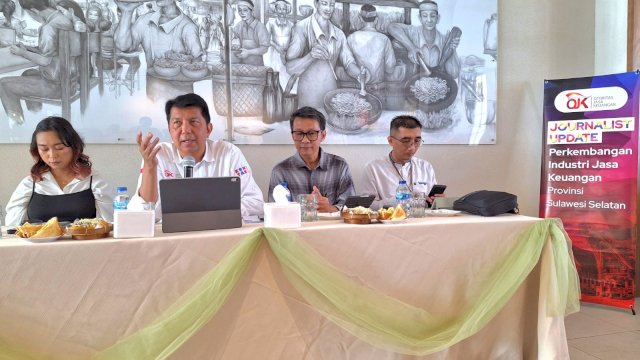 Kepala OJK Sulselbar Darwisman saat Journalist Update di Makassar. Foto: Sri Wahyu Diastuti / Sulselsatu.com. 