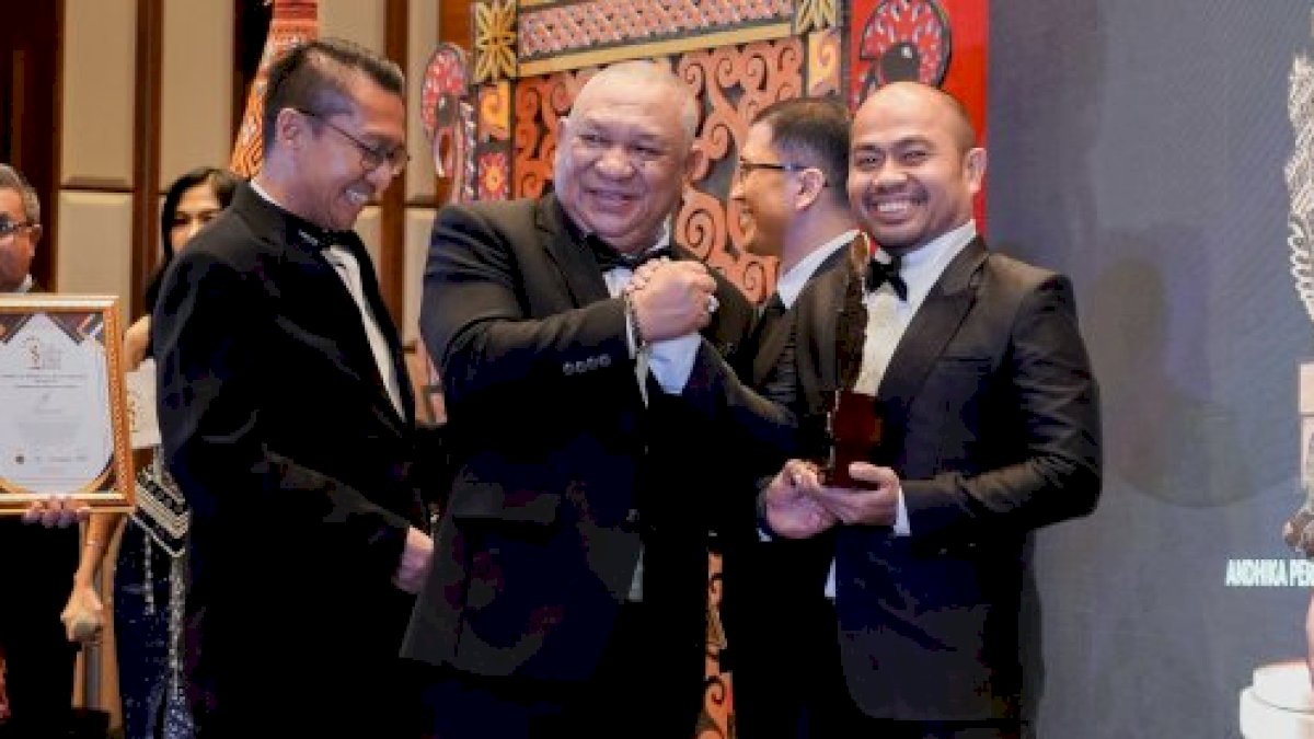 Kadispar Makassar Muhammad Roem Raih Penghargaan Top Hospitality Leader di Indonesia Travel &amp; Tourism Awards 2024