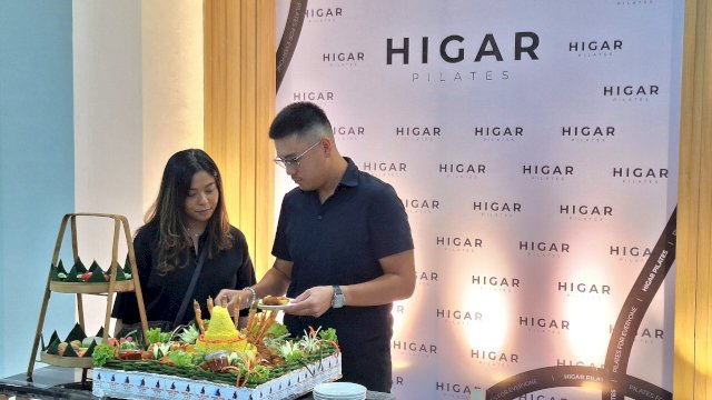 Pemotongan tumpen oleh Owner Representatif Higar Studio Haera Ilham dalam pembukaan Higar Pilates. Foto: Istimewa.